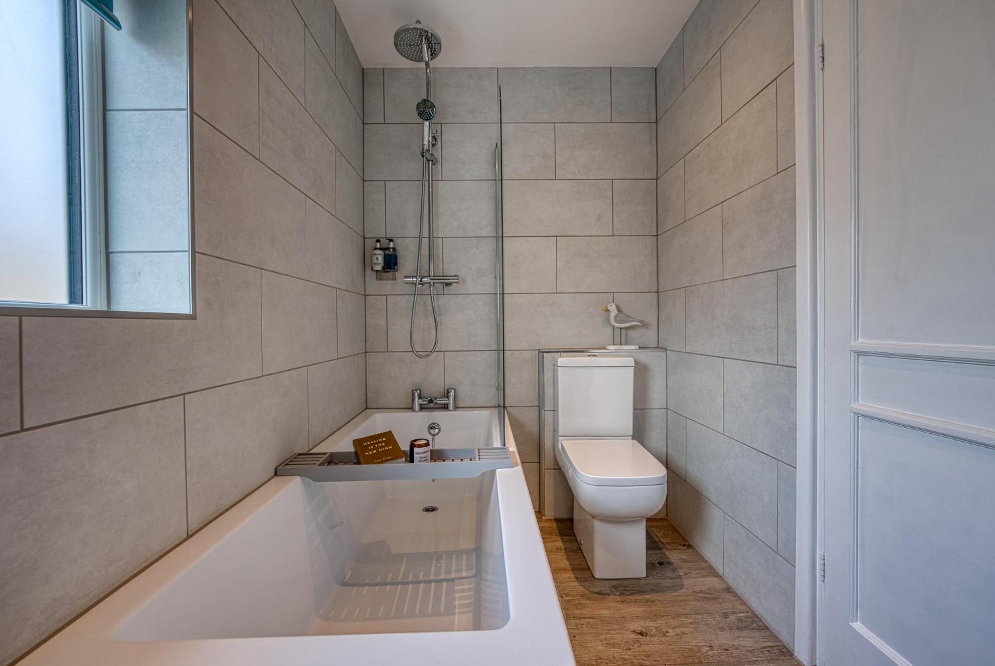 2 Bedrooms Modern, Stunning & Stylish Contractor House, Prime Portsmouth Location With Free Parking Permit, Summer Special Offer!! - By Blue Puffin Stays מראה חיצוני תמונה